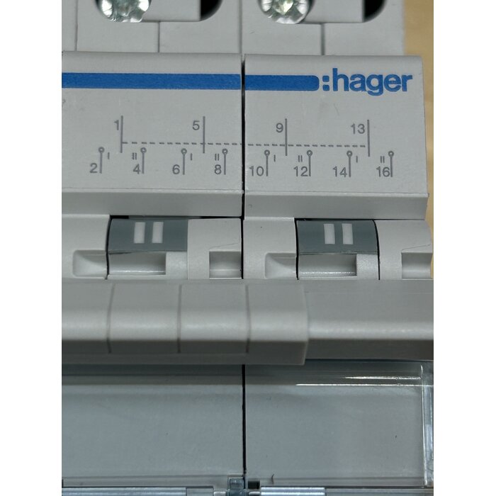 3-Phase 40A changeover switch with 3 positions for home batteries: position 1 e.g. grid, position 2 battery, and position 0 neutral.