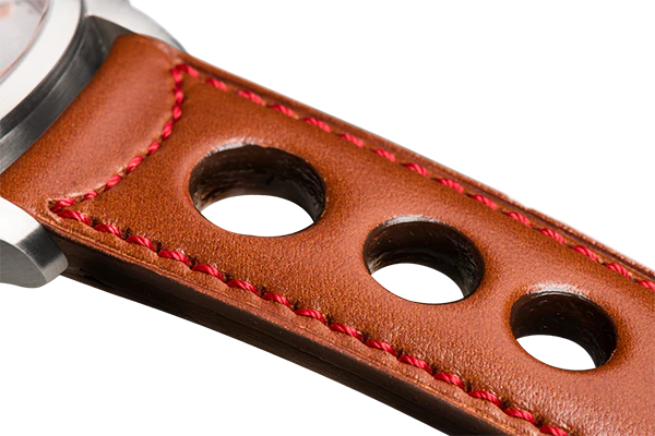 Bracelet aéré en cuir couleur camel surpiqué rouge