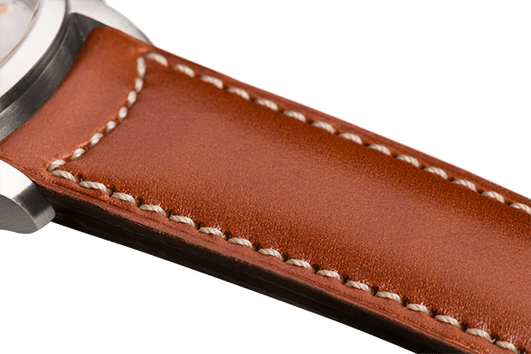 Bracelet plein en cuir couleur camel surpiqué écru