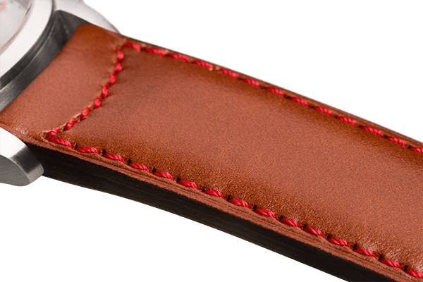 Bracelet plein en cuir couleur camel surpiqué rouge