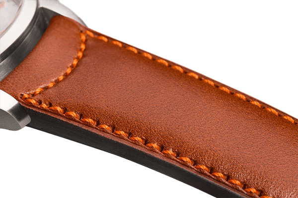 Bracelet plein en cuir couleur camel surpiqué orange