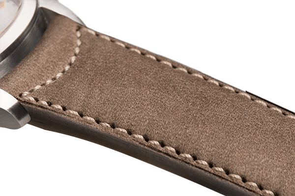 Bracelet plein en nubuck couleur taupe supiqué écru