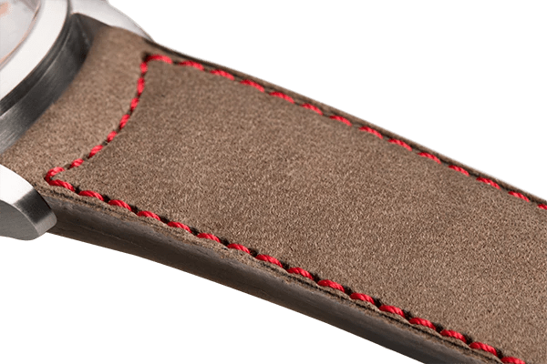 Bracelet plein en nubuck taupe surpiqué rouge