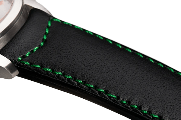 Bracelet plein en cuir noir surpiqué vert