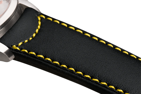 Bracelet plein en cuir noir surpiqué jaune