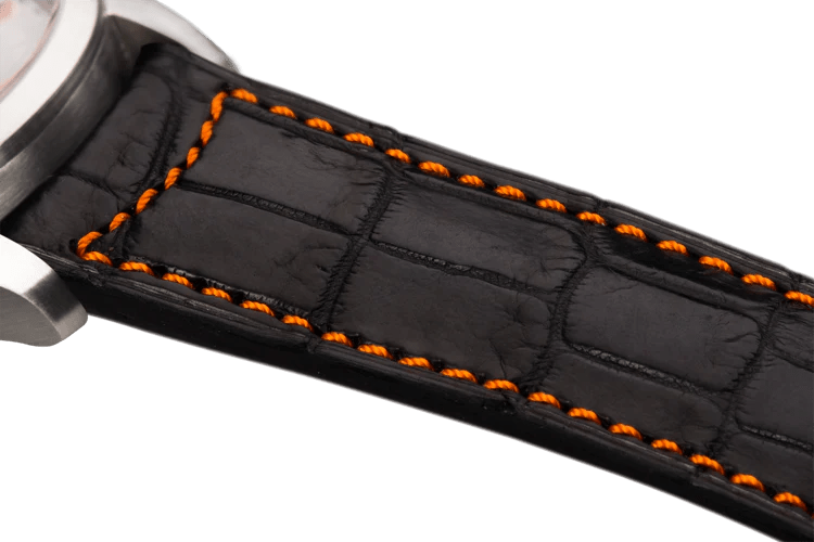 Bracelet plein en alligator noir surpiqué orange