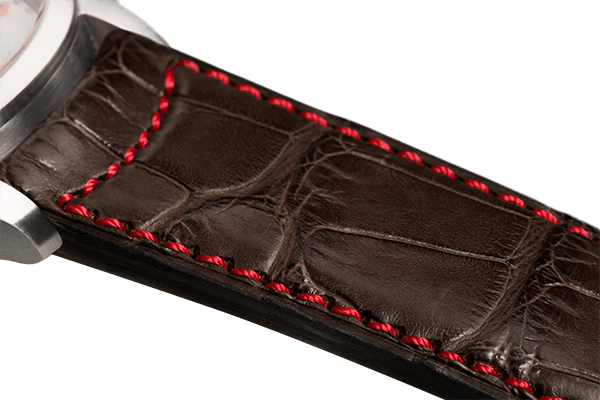 Bracelet plein en alligator brun foncé surpiqué rouge
