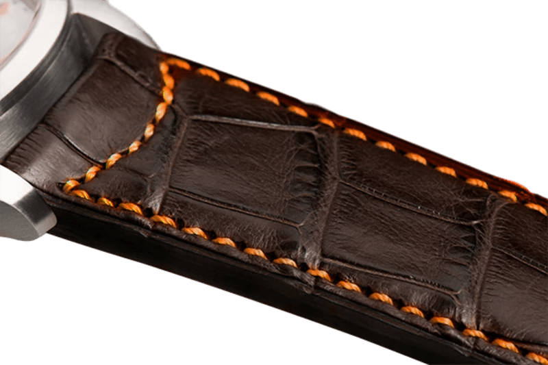 Bracelet plein en alligator brun foncé surpiqué orange