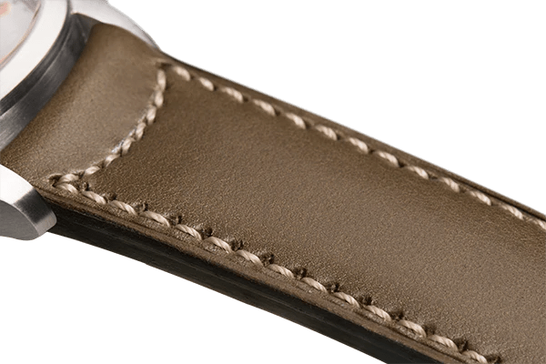 Bracelet plein en cuir kaki surpiqué écru