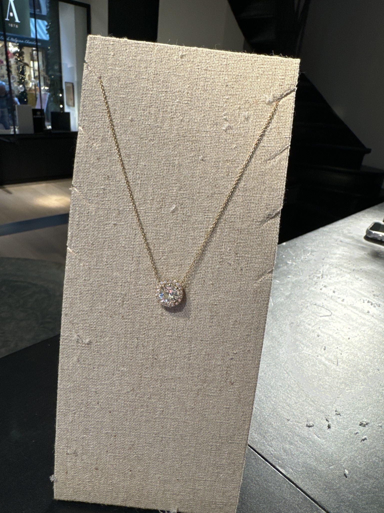 Collier entourage diamants