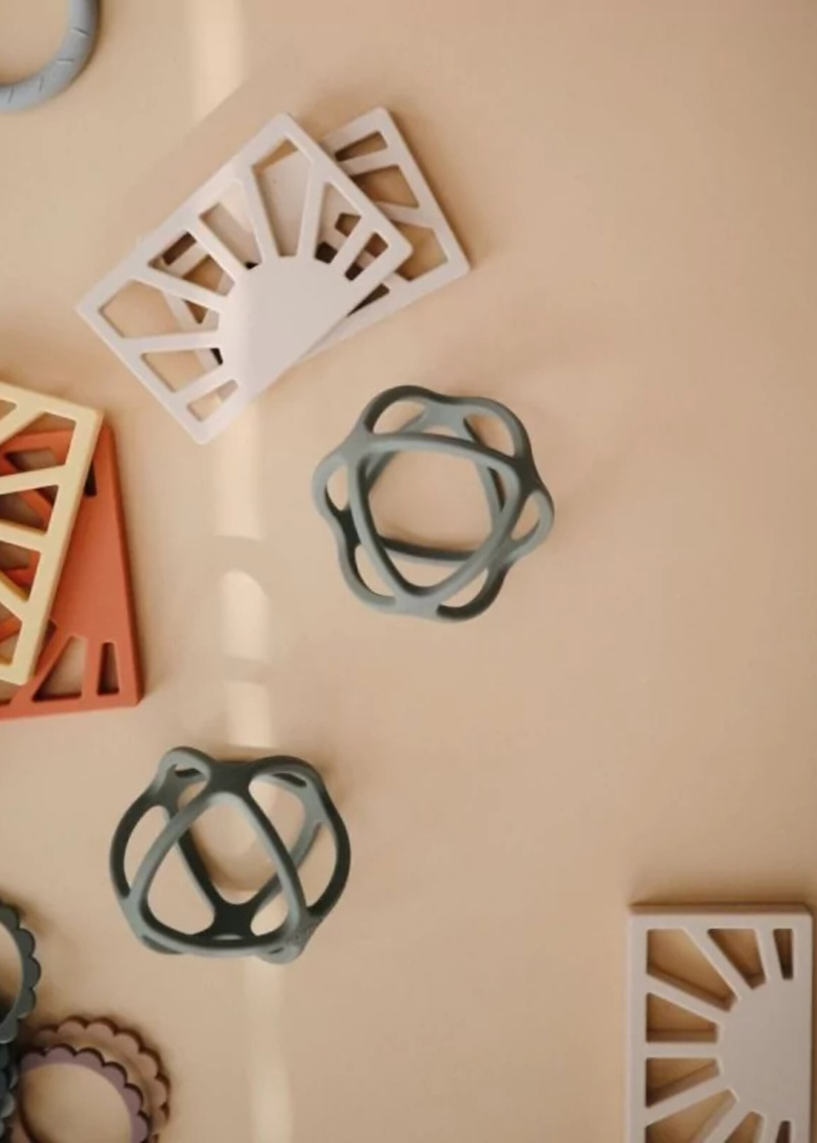 Mushie Mushie | Teether ball - Dried Thyme