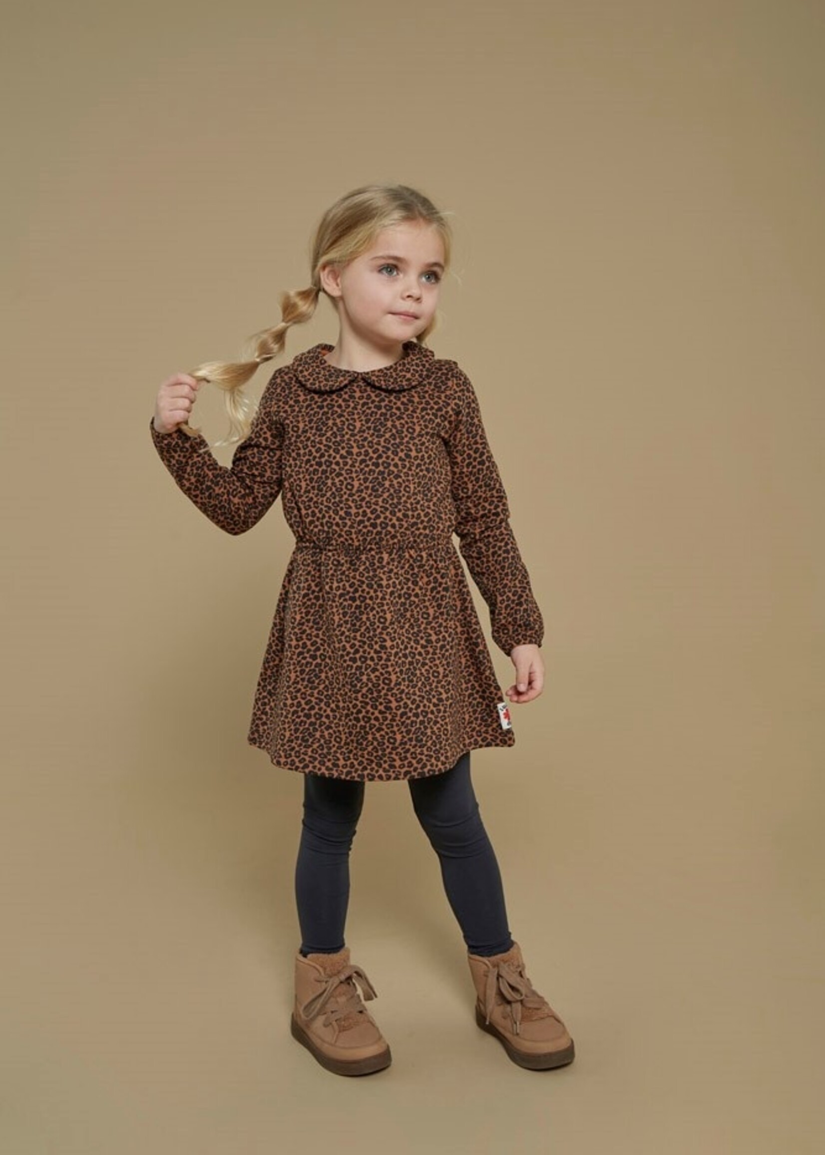 Jubel Jubel | Jurk AOP - Queen Of Hearts – Bruin