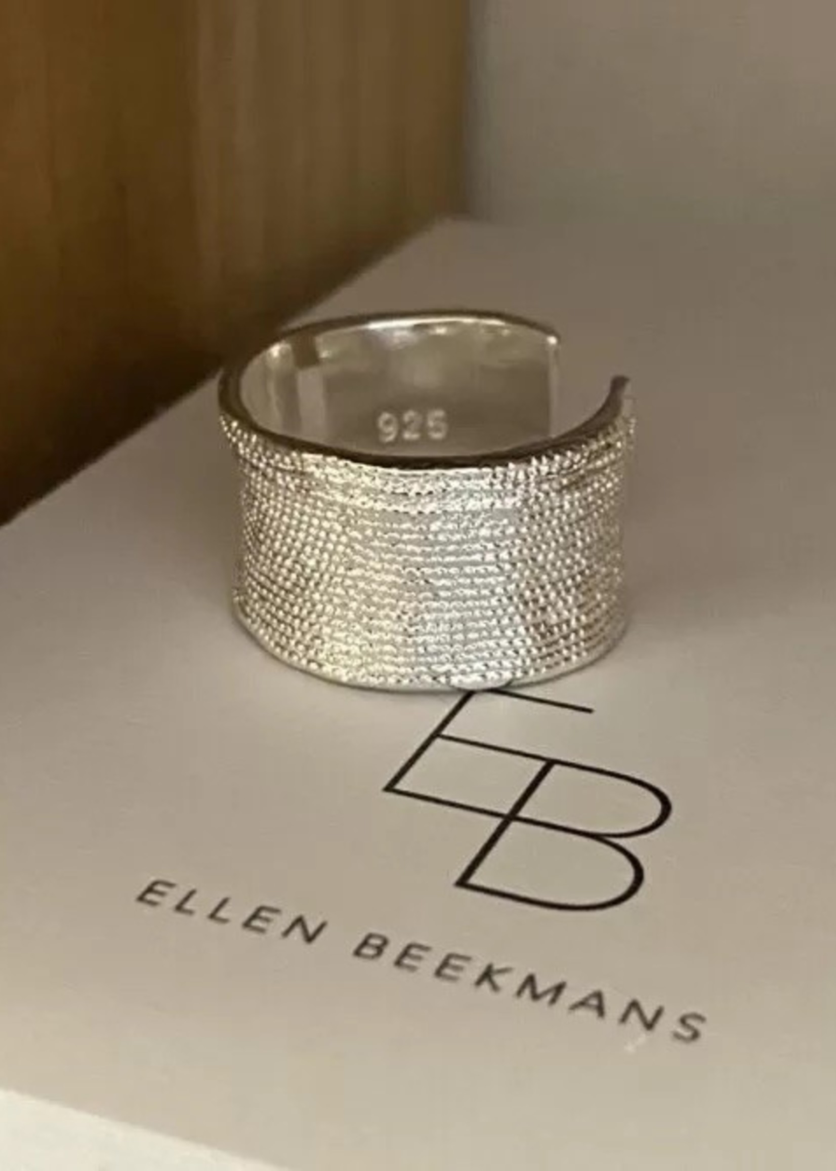 Ellen Beekmans Zilveren ring textuur