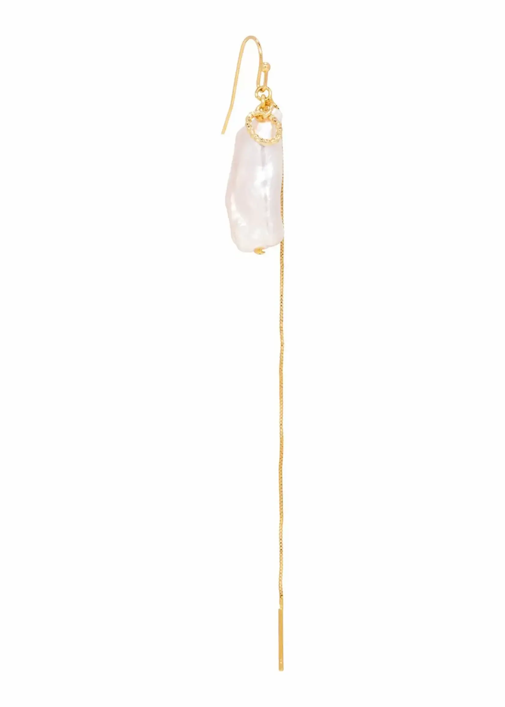 Ellen Beekmans lange oorbellen met grote zoetwaterparel
