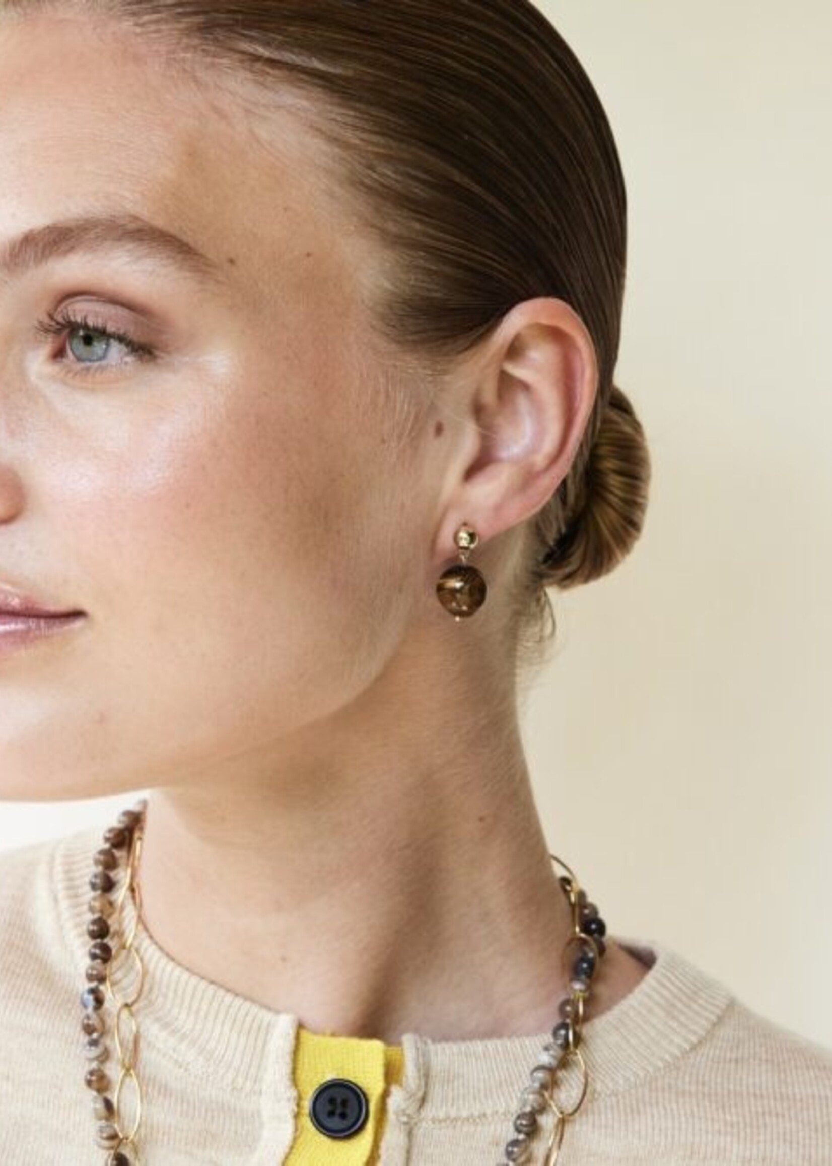 Ellen Beekmans gemstone oorstekers bruin melée