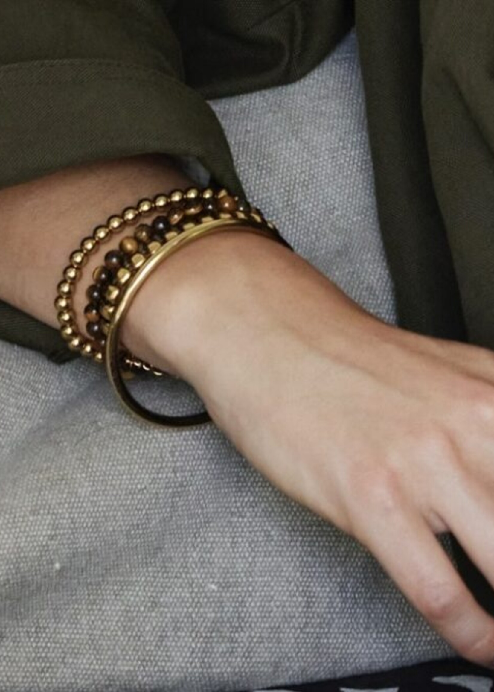 Ellen Beekmans ronde bangle verguld