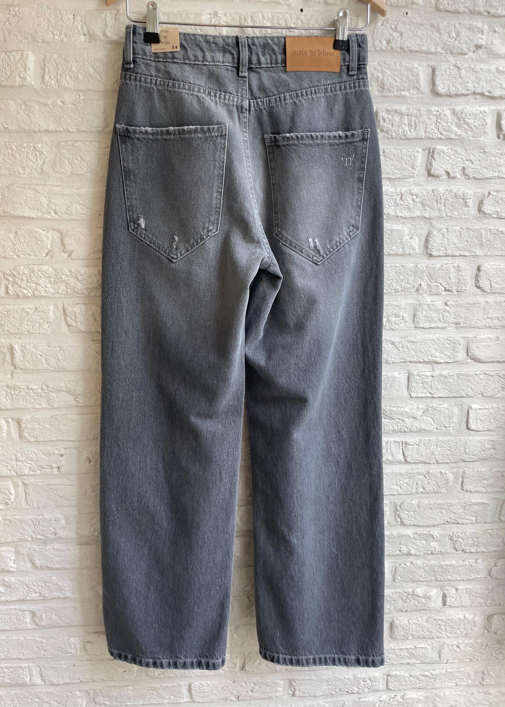 Noir 'n' blue Aria straight