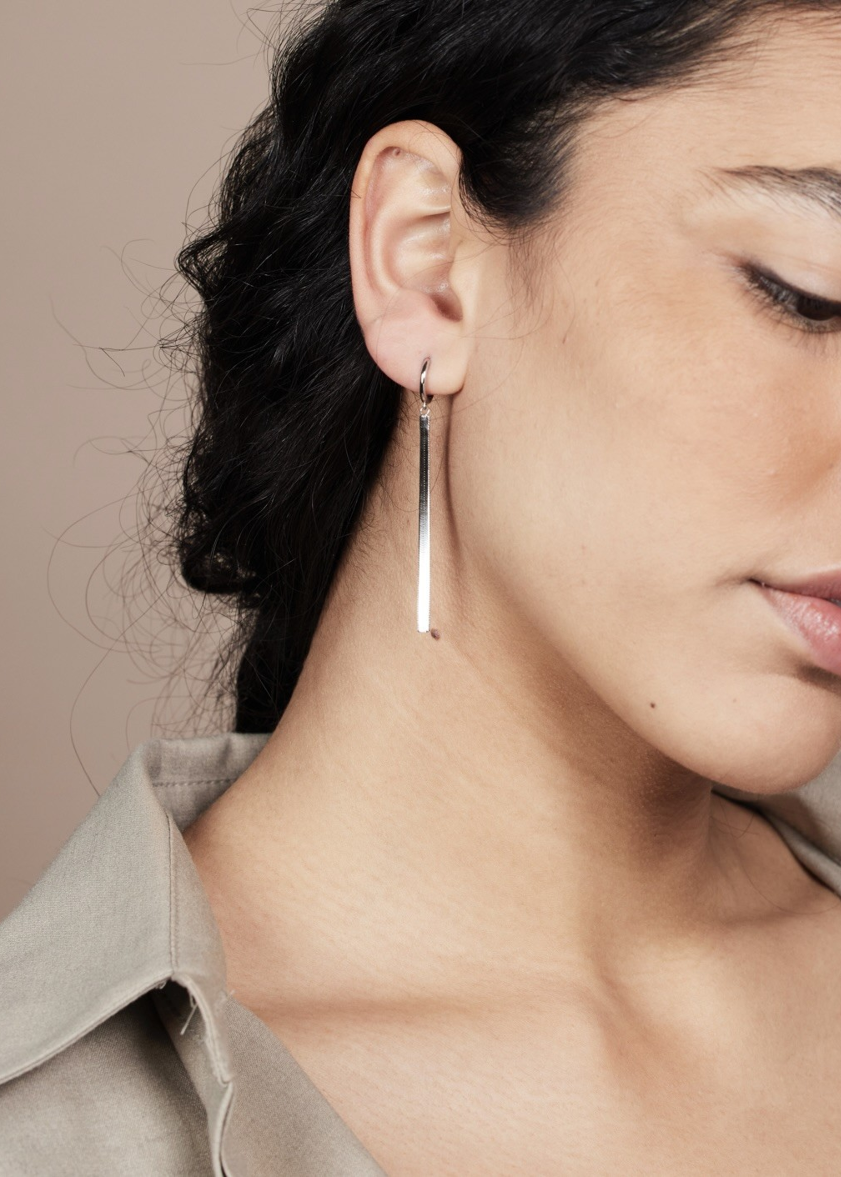 Ellen Beekmans Oorringetjes met platte snakeketting zilver
