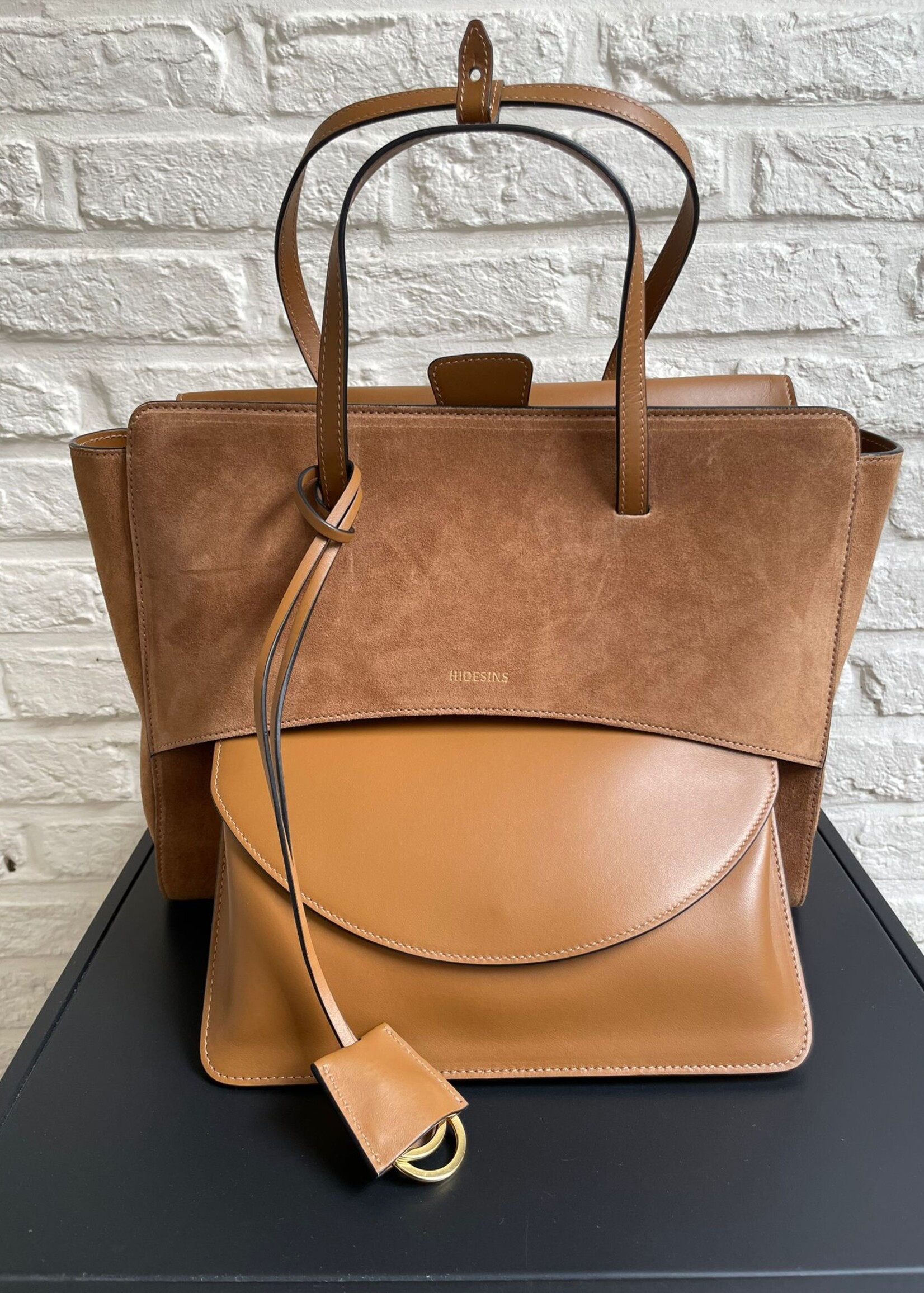 Hidesins Flap L cognac suede