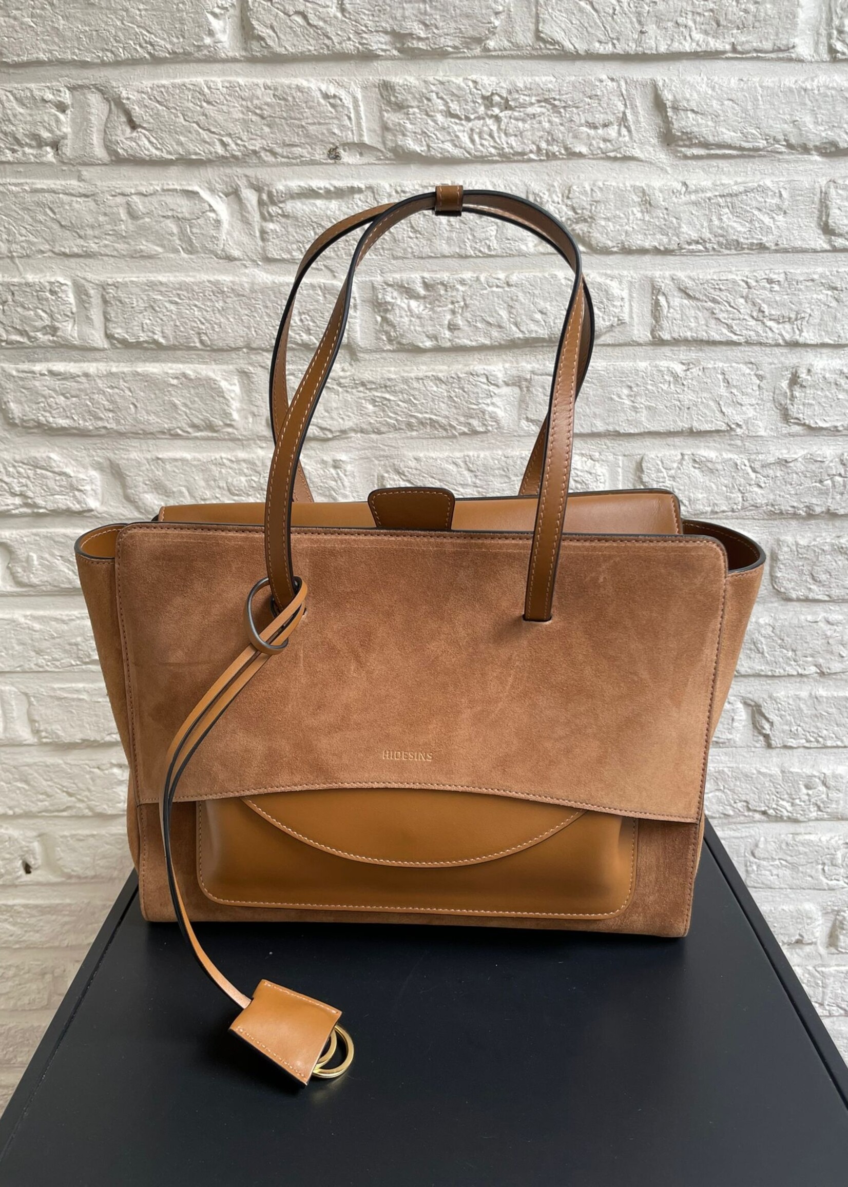 Hidesins Flap L cognac suede