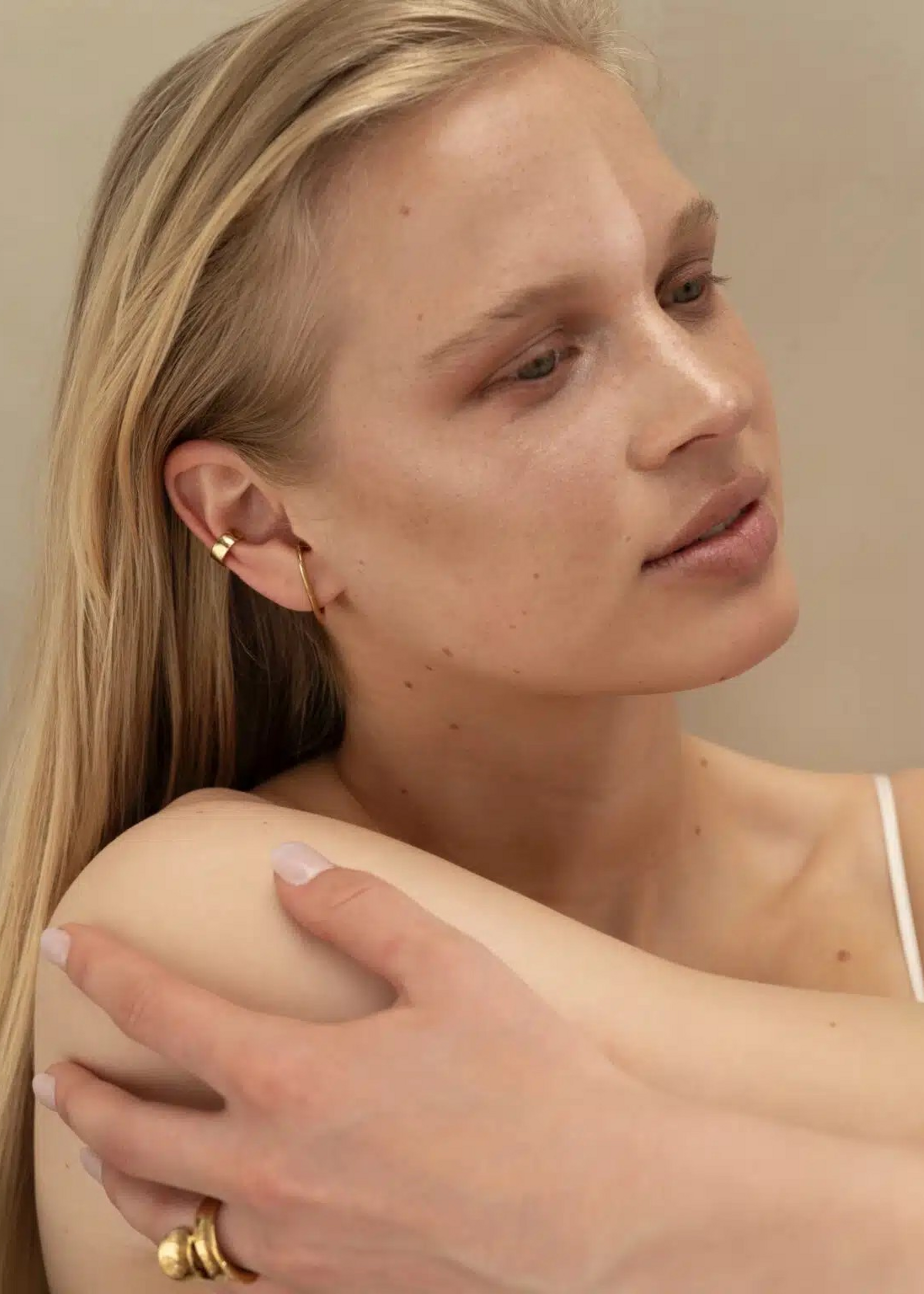 Ellen Beekmans Enkele oorbel ovaal kort signature