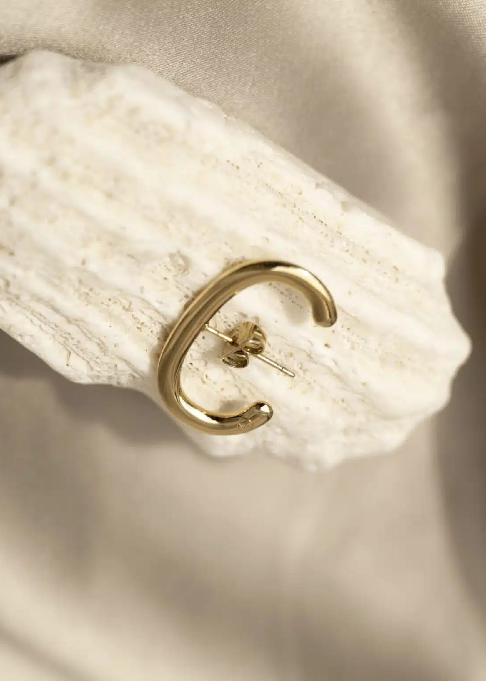 Ellen Beekmans Enkele oorbel ovaal kort signature