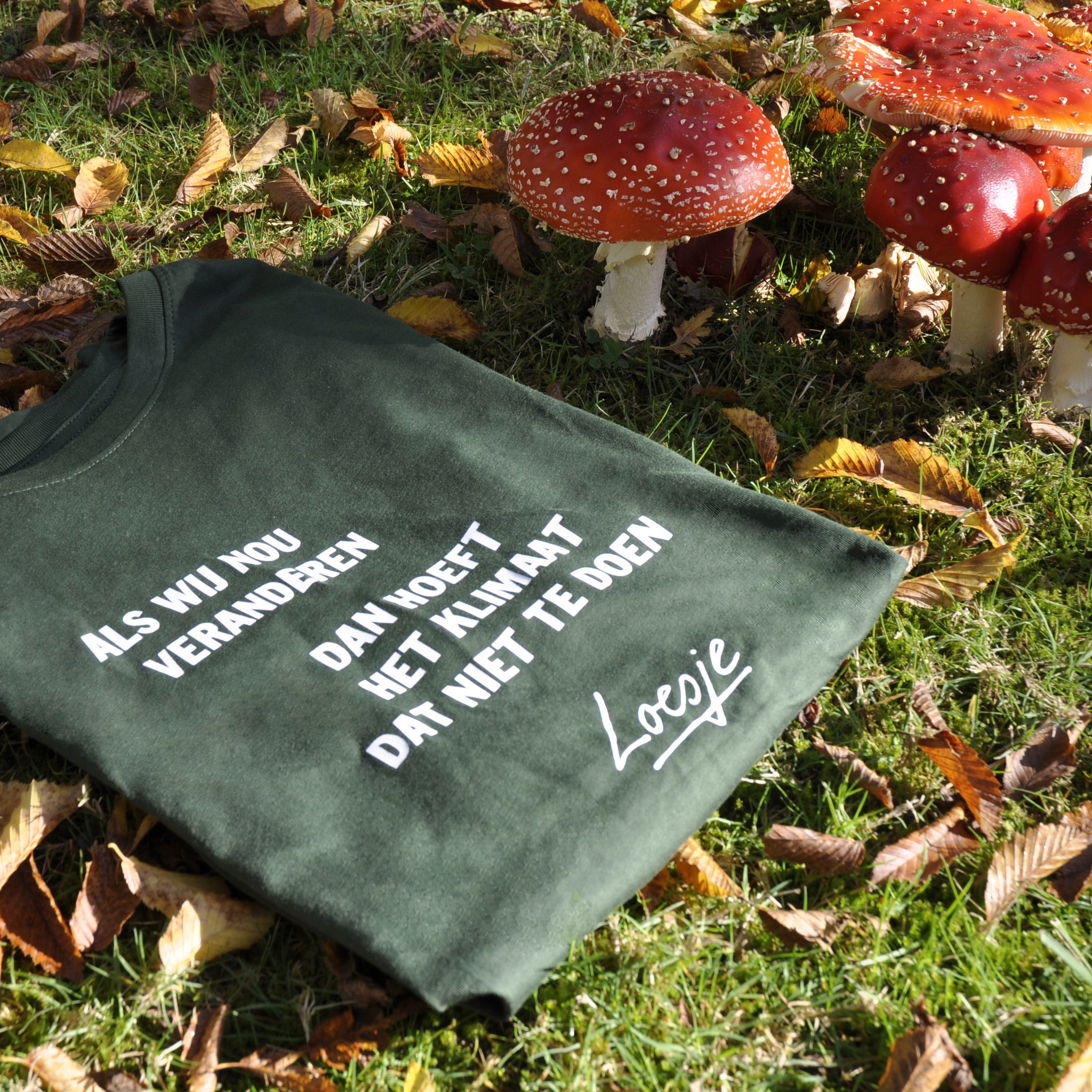 Loesje Loesje T-shirt "Als wij nou veranderen dan hoeft de natuur dat niet te doen" Forest Green Unisex