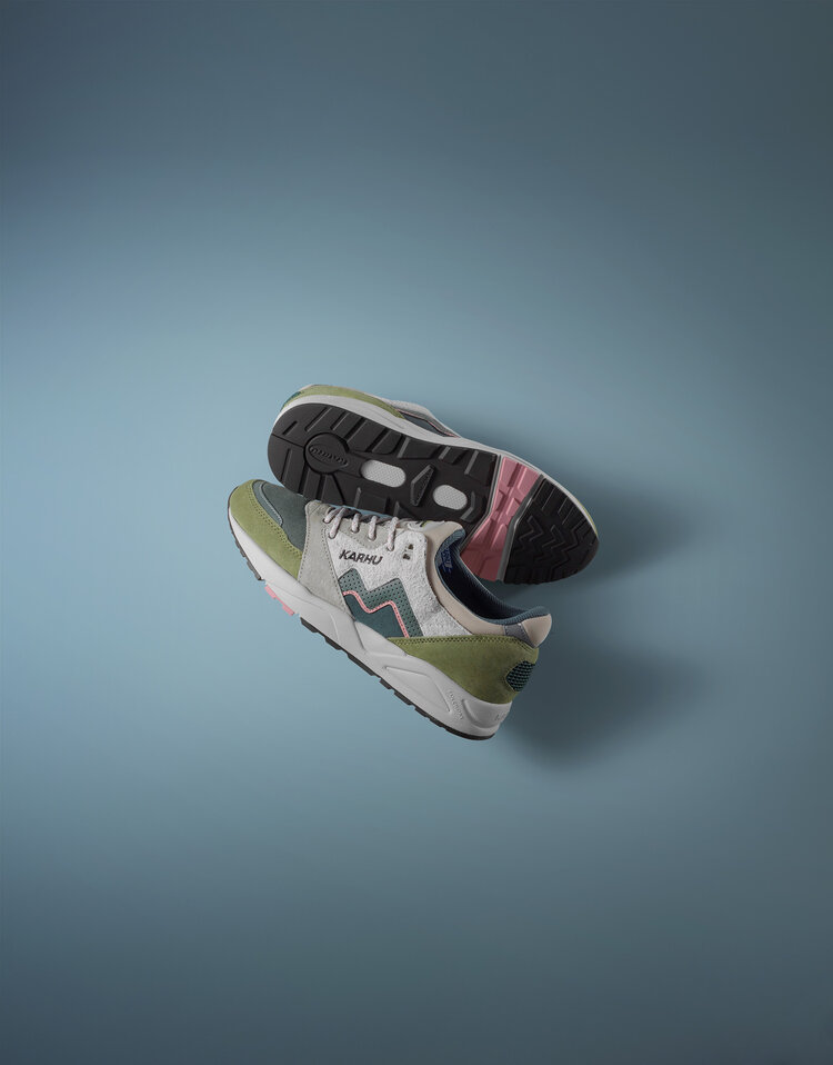 Karhu Aria 95 'Sphagnum / Dark Forest'
