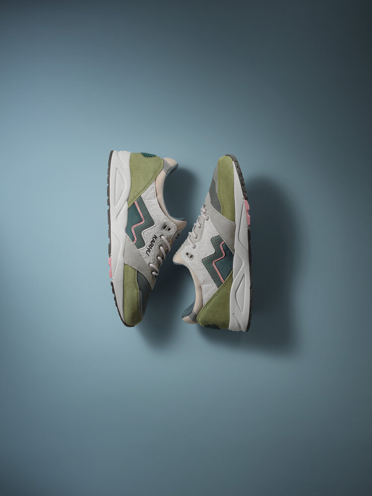 Karhu Aria 95 'Sphagnum / Dark Forest'