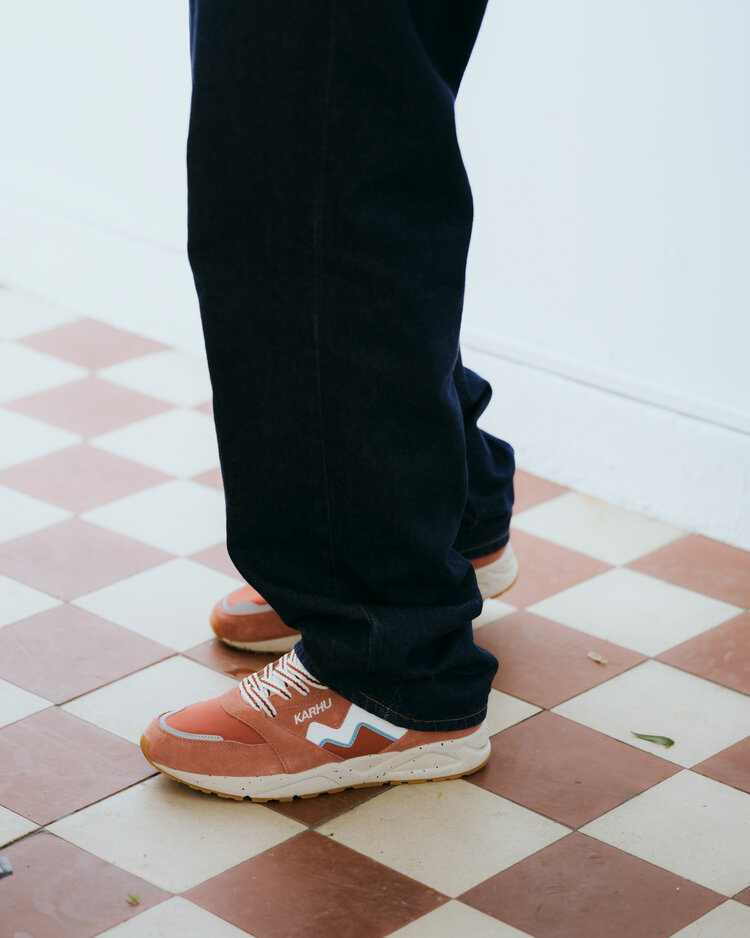 Karhu Aria 95 'Light Mahogany / White'