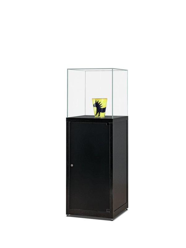 Pedestal showcase SV1 500 black with glass top and storage