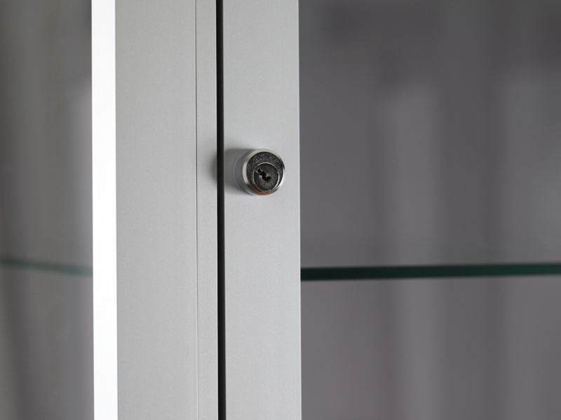 Ausstellungsvitrine V8 400 silber mit LED Deckenspot - Staubdicht