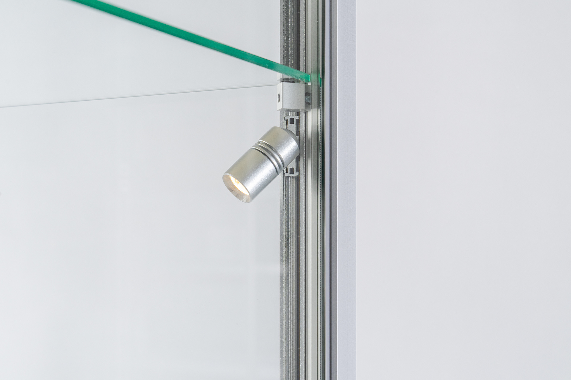 Vitrine 311 1000 silber mit Unterschrank und LED Seitenbeleuchtung