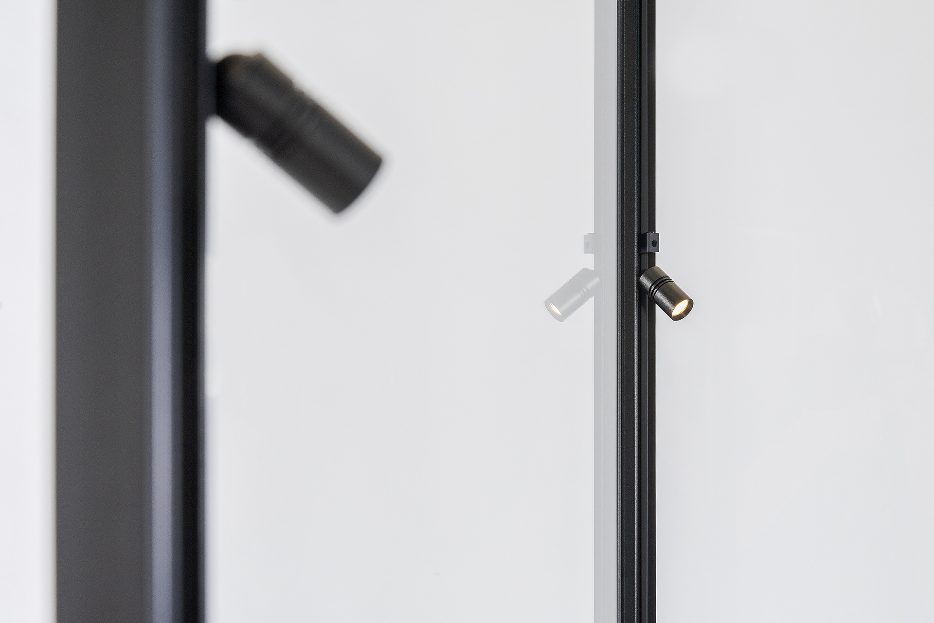 Vitrine 115 500 zilver met onderkast, LED plafondspot en  LED zijspots