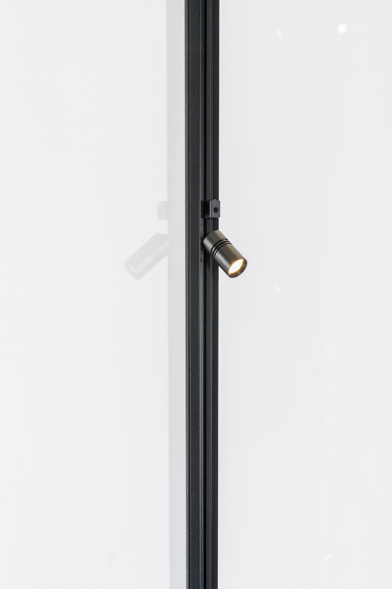 Vitrine 115 800 schwarz mit LED Decken- und Seitenbeleuchtung