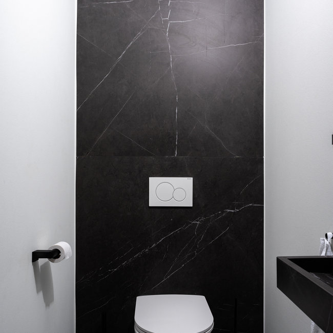 Badkamer en toilet met Marble Black