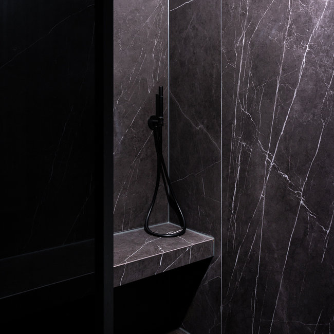 Badkamer en toilet met Marble Black