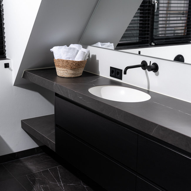 Badkamer en toilet met Marble Black