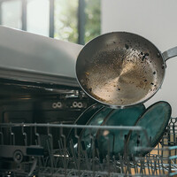 Hoe maak je een RVS pan schoon?