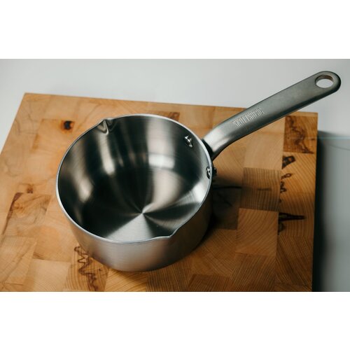Stainless Steel Skottsberg Steelpan met schenktuit en deksel Stainless Steel Stainless Steel Skottsberg Steelpan met schenktuit en deksel Stainless Steel