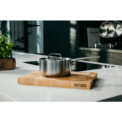 Stainless Steel Skottsberg Steelpan met schenktuit en deksel Stainless Steel Stainless Steel Skottsberg Steelpan met schenktuit en deksel Stainless Steel