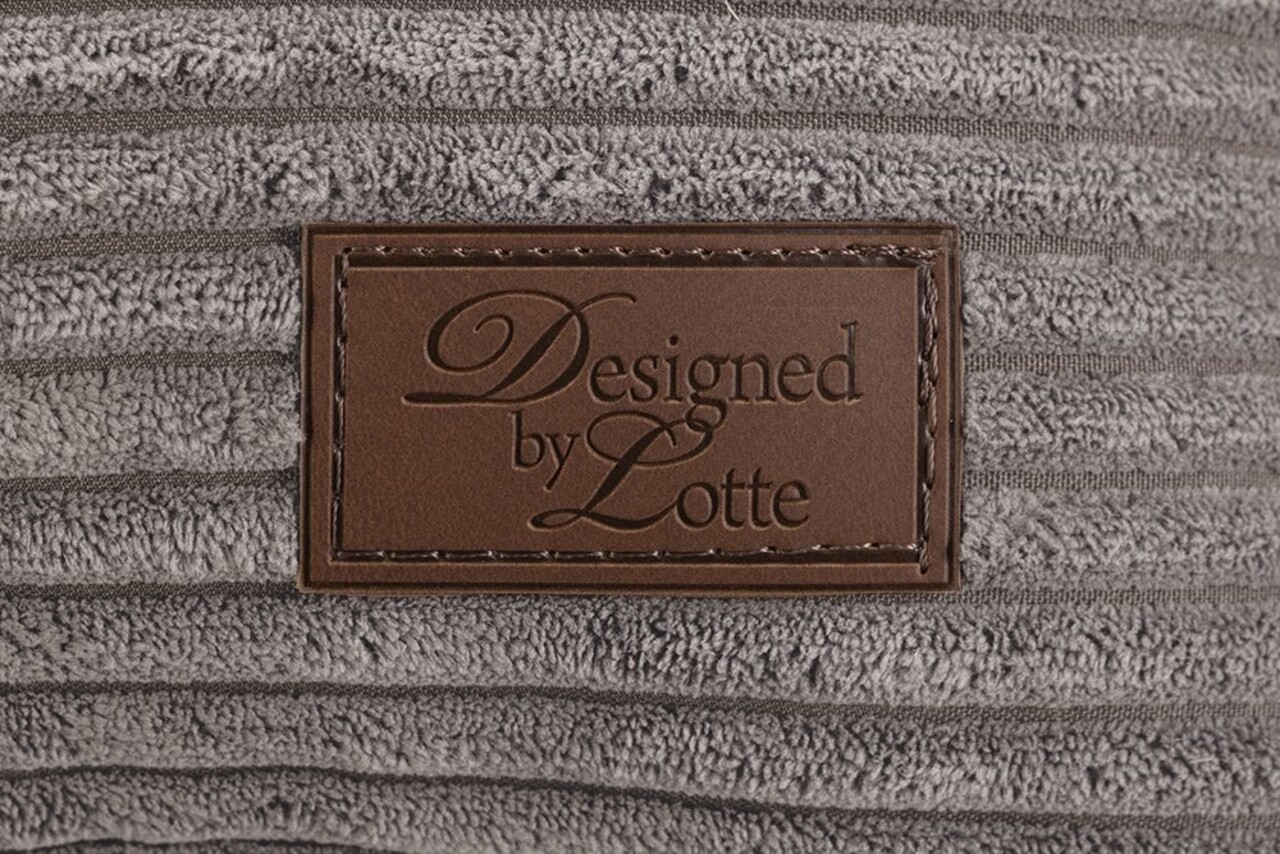 Designed by Lotte Designed by Lotte Kussen Ribbed Bruin Designed by Lotte Designed by Lotte Kussen Ribbed Bruin