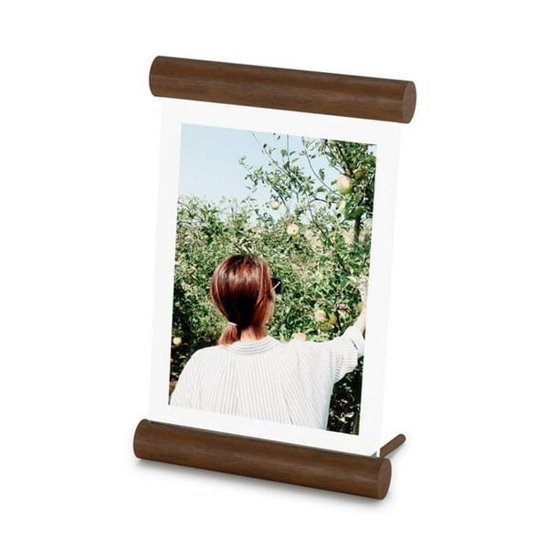 Horizont und günstig Kaufen-Umbra Scroll Fotorahmen - 10x23x14cm - Glas Walnuss. Umbra Scroll Fotorahmen - 10x23x14cm - Glas Walnuss <![CDATA[Scroll ist ein moderner schwebender Bilderrahmen mit Holzdübeln und sichtbarem gehärtetem Glas. Ob Sie Scroll vertikal oder horizontal auf 