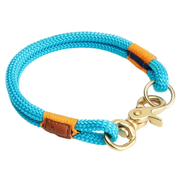 Hund mit günstig Kaufen-Halsband Oss 40/8 Rope Blau. Halsband Oss 40/8 Rope Blau <![CDATA[Dieses Halsband kombiniert einen maritimen Look mit maximalem Komfort für Ihren Hund! Das doppellagige Seil mit Lederenden sorgt für einen hochwertigen Look. Dieser Charme wird durch die 
