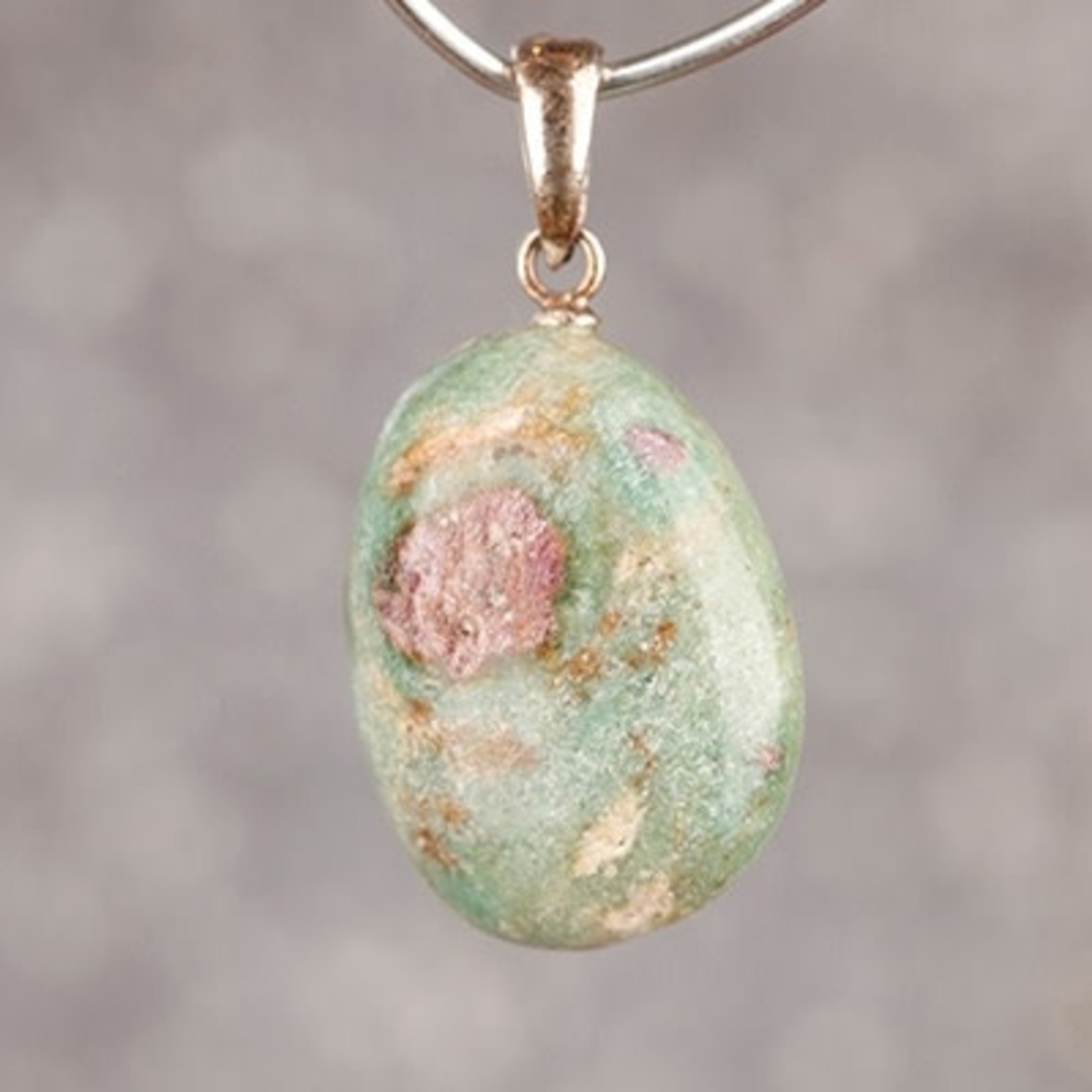 Robijn in Fuchsiet (sterling zilveren oog) - gezondheidshanger