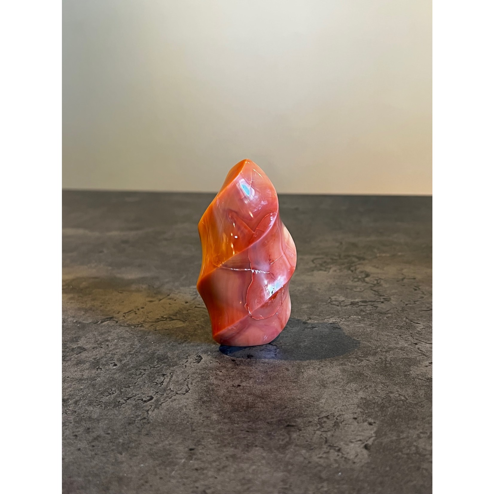 Carneool kleine vlam sculptuur staand oranje/wit