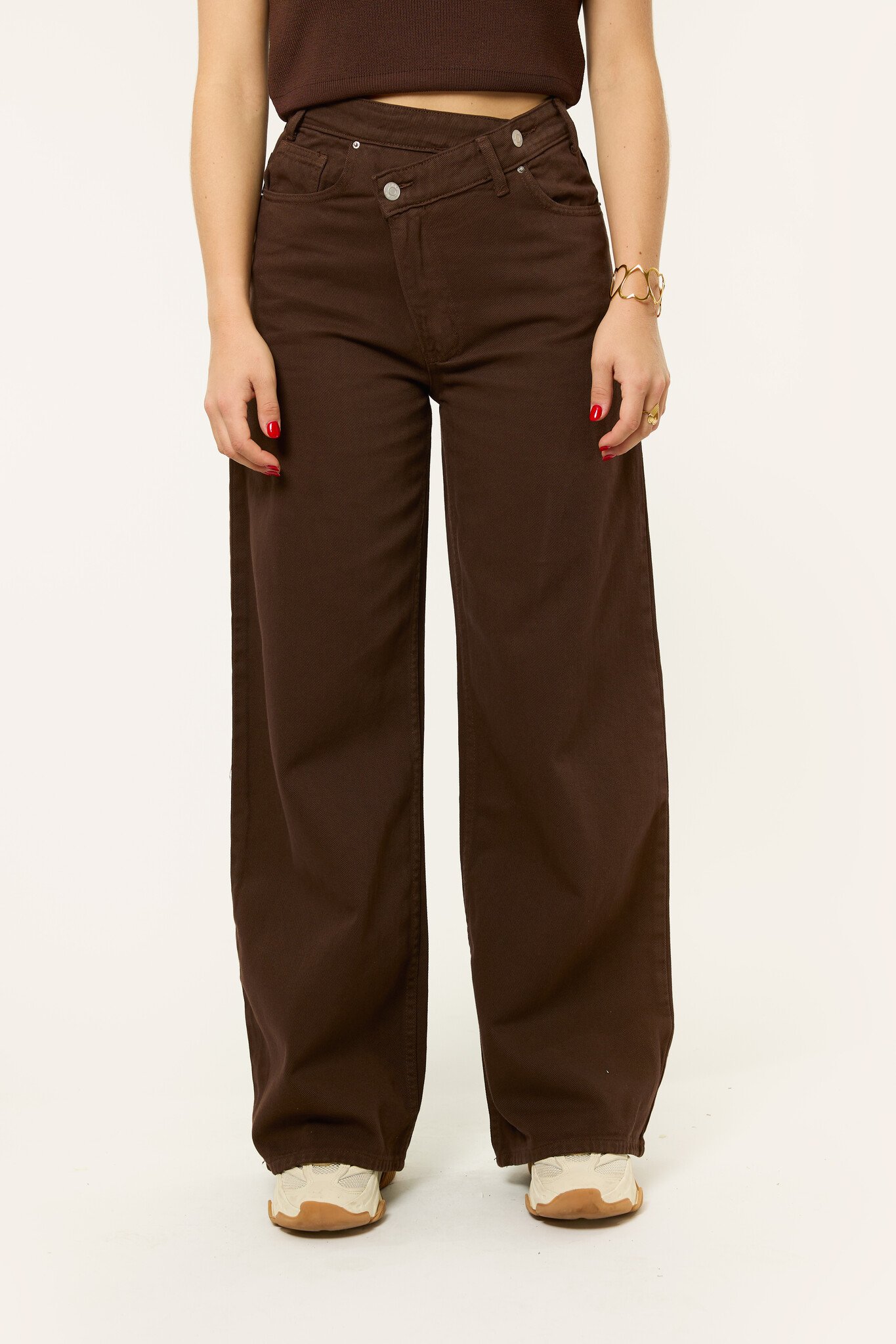 Noa jeans met schuine knoop | Bruin