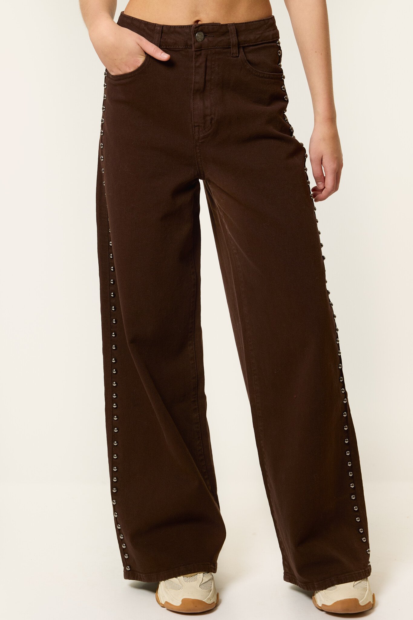 Wide leg jeans met studs | Bruin