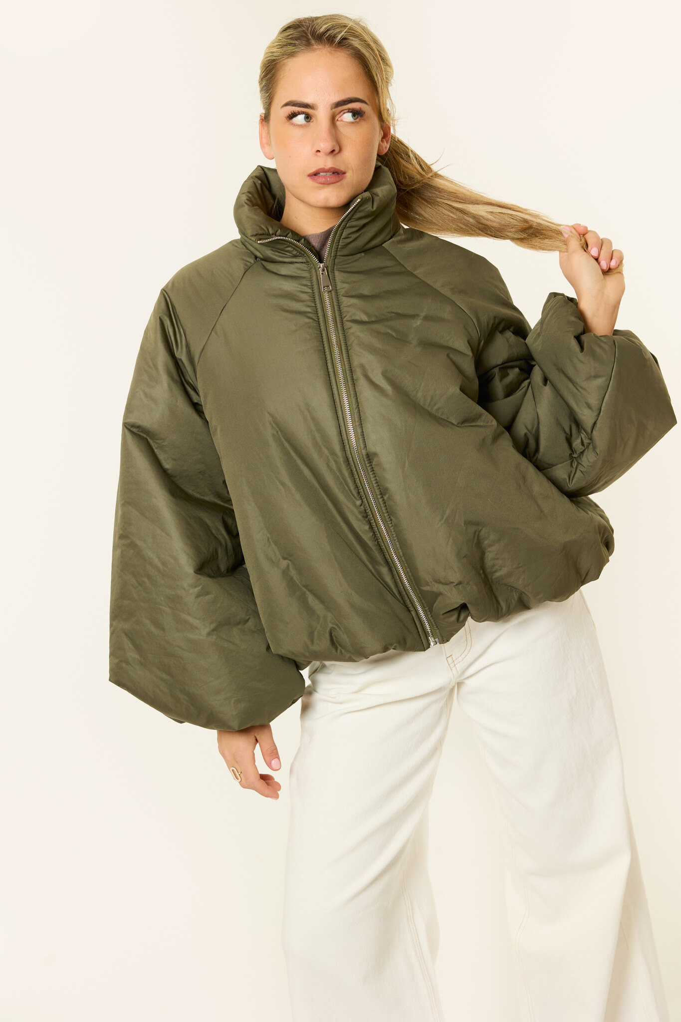 Bo korte pufferjas | Khaki (PRE-ORDER)