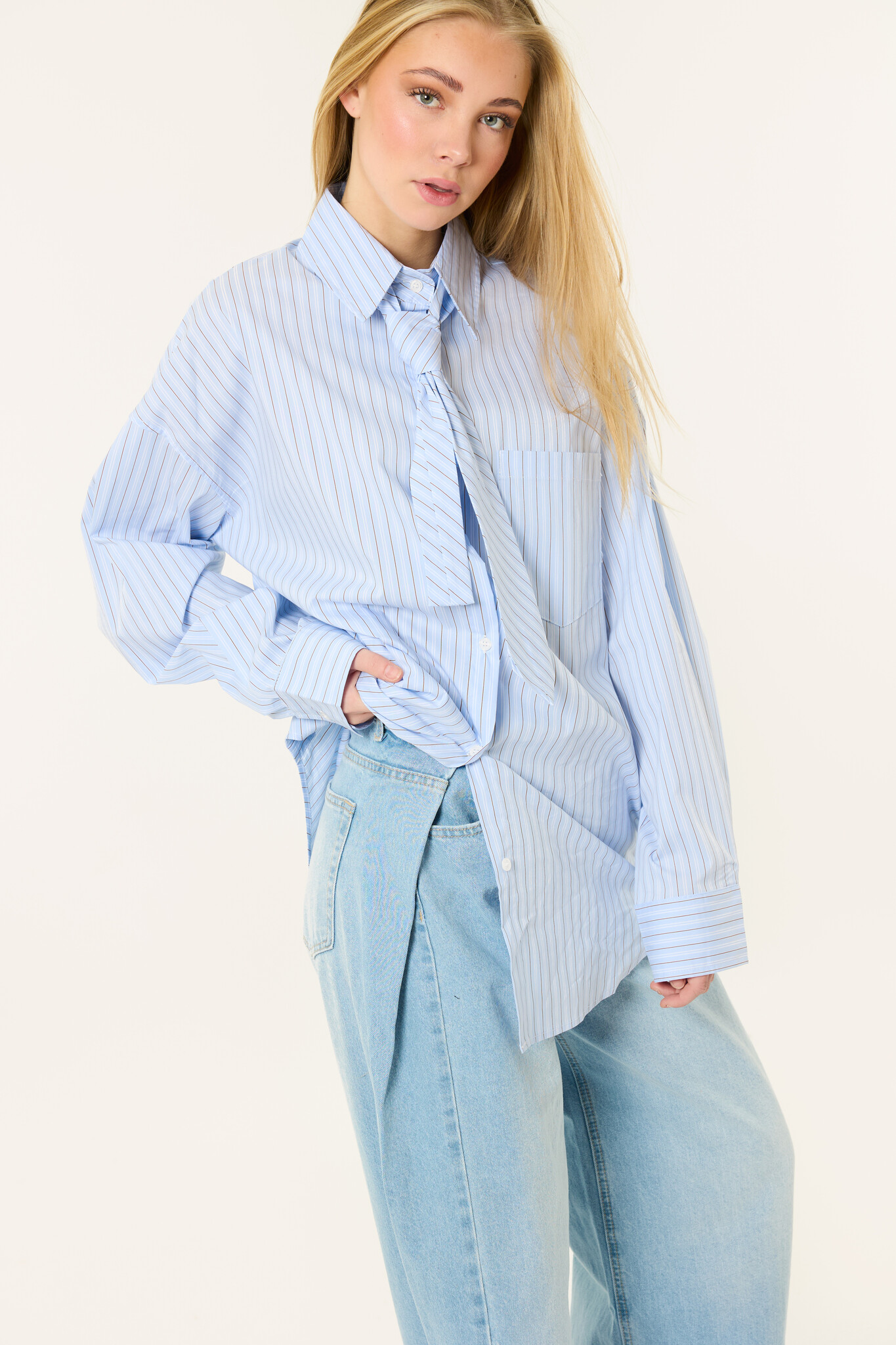 Daisy streepjes blouse met stropdas | Blauw